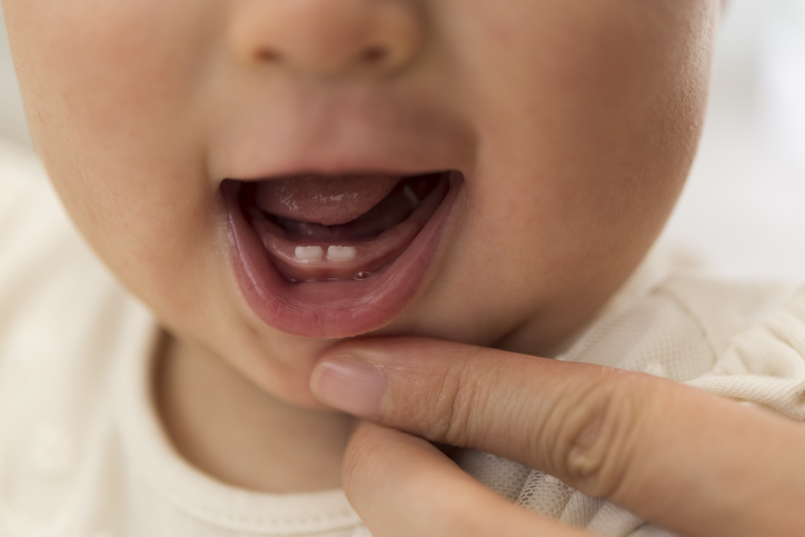 赤ちゃんの歯磨きはいつから 歯を磨く方法とタイミング